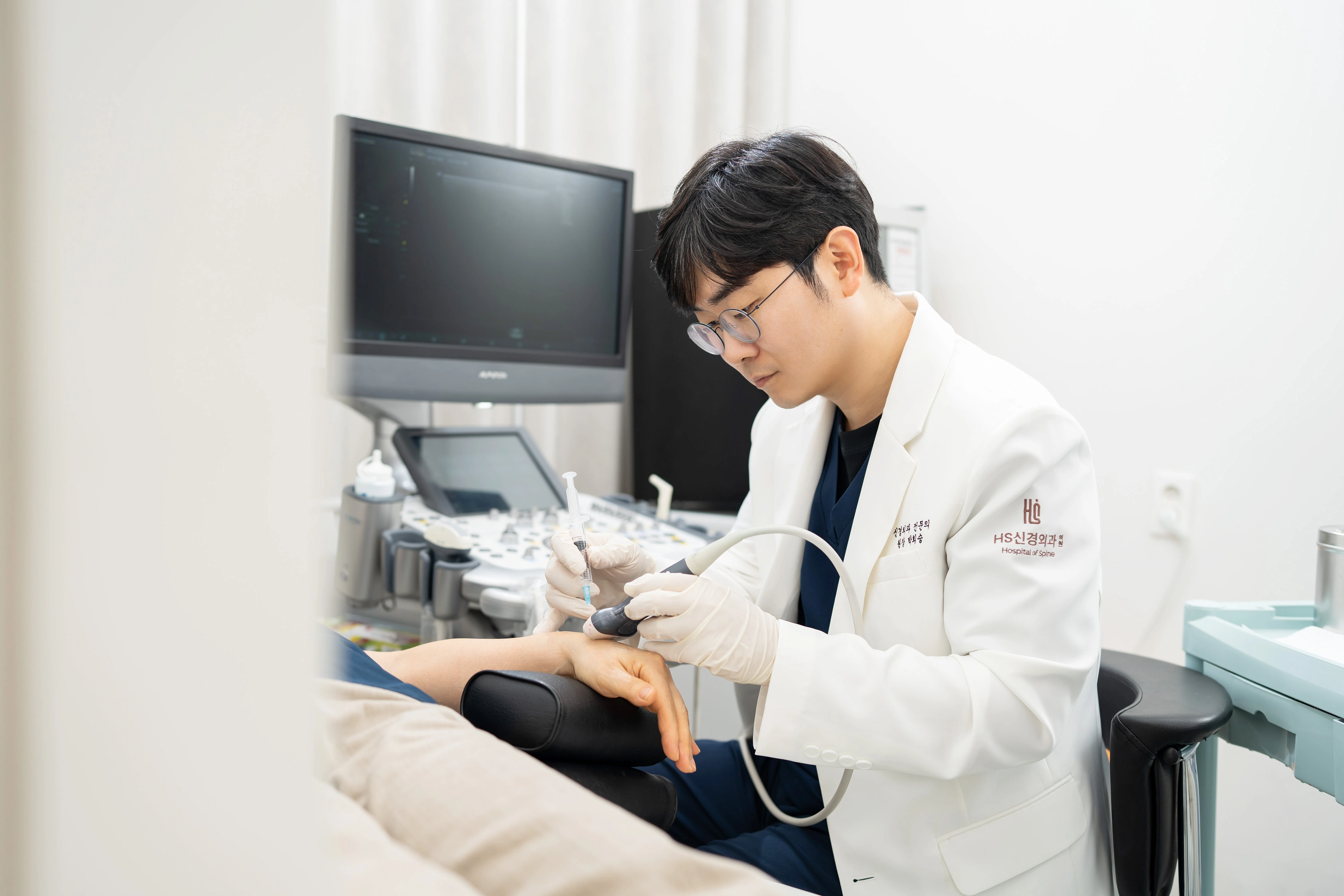 영상을 보며
정밀하게 치료합니다