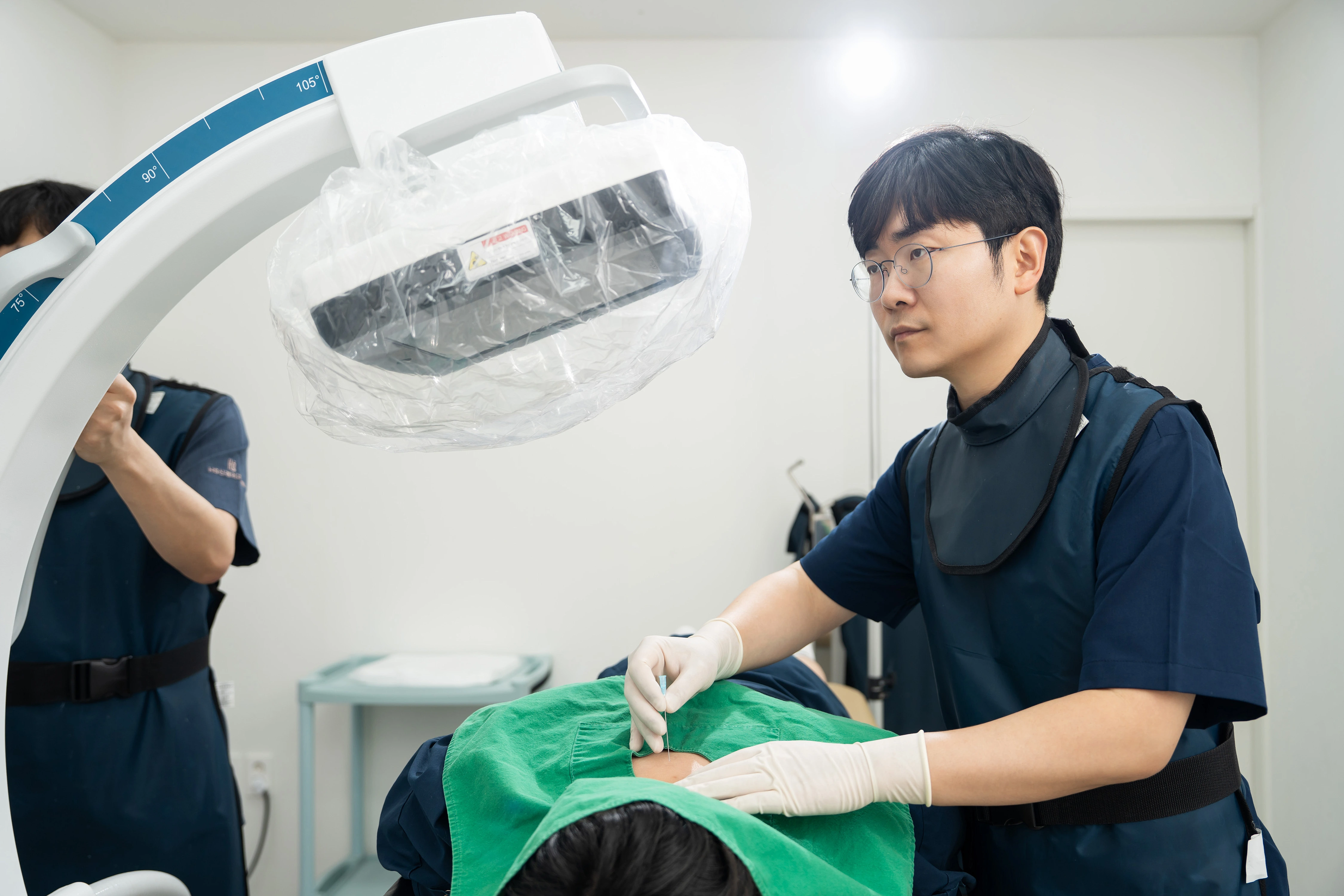 전문 장비로
정확하게 시술합니다